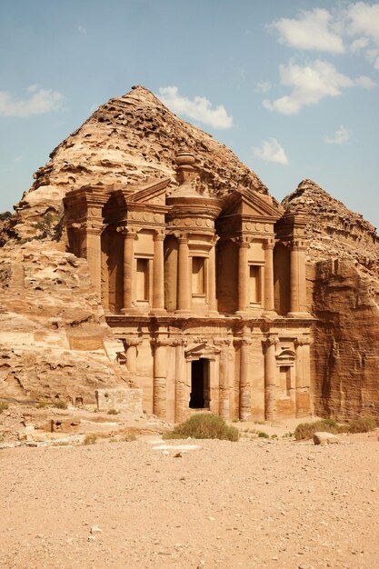 Viejas ruinas de edificios contra el cielo nublado.