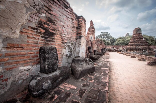 Viejas ruinas de edificios contra el cielo