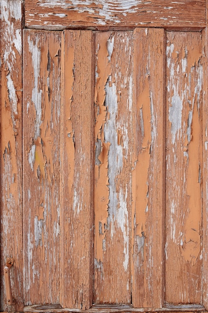 Viejas tablas de cobertizo de madera con pintura descascarada.