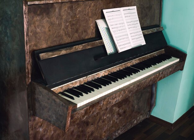 Viejas teclas de piano de madera en un instrumento musical de madera