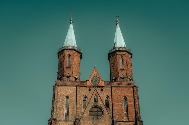 viejas torres de iglesia contra el cielo