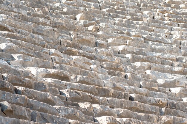 Viejas tribunas de piedra del antiguo anfiteatro en ruinas en Myra, Turquía