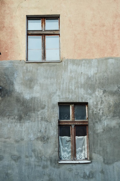 Viejas ventanas en una pared gris-marrón / Torun, Polonia