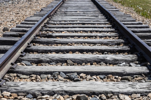 Viejas vías de tren en el depósito Vías de tren vacías