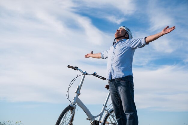 Viejo andar en bicicleta en el campo descansando en el día soleado