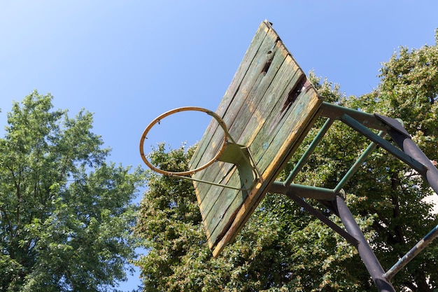 Un viejo anillo de baloncesto en el patio.