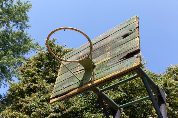 Un viejo anillo de baloncesto en el patio.