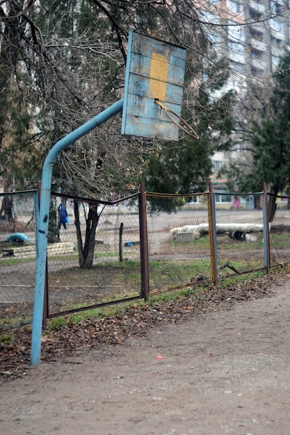 Viejo aro de baloncesto roto en un campo