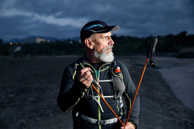 Viejo atleta con barba gris