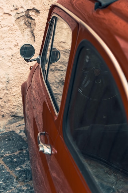 El viejo auto rojo en la calle.