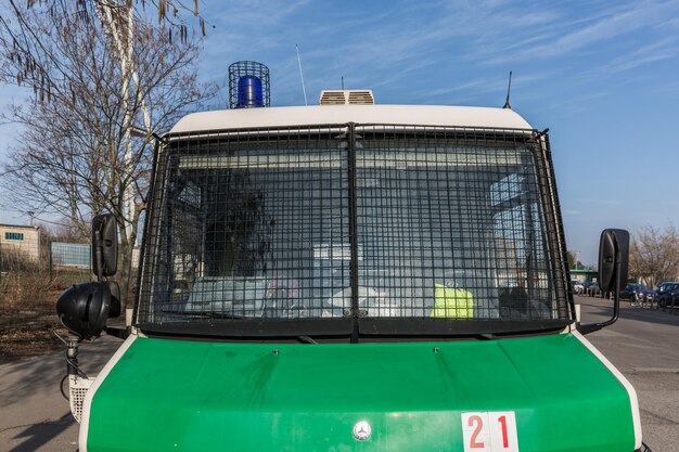 Un viejo autobús de la policía en Berlín