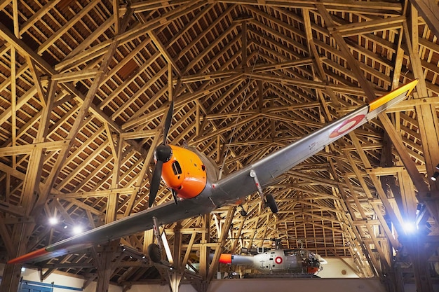 Viejo avión en la sala de exposiciones en Dinamarca