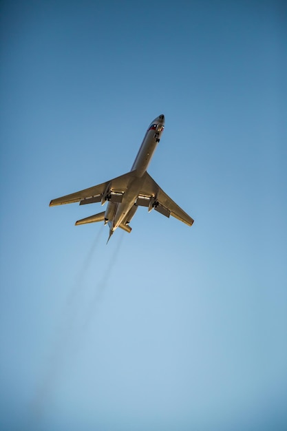 Un viejo avión vuela en el cielo, el avión aterriza.