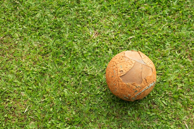 El viejo balón de fútbol en el campo de fútbol.