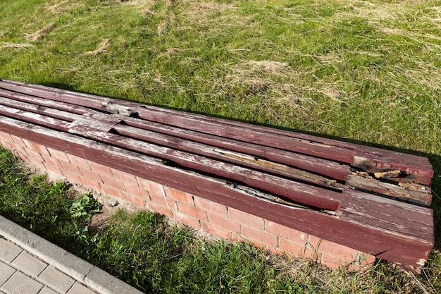 Un viejo banco de madera podrida en el parque