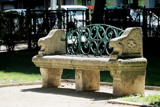 Foto viejo banco vacío en el parque