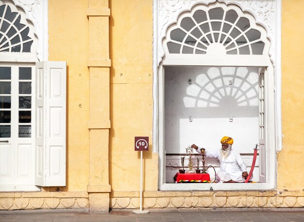 Viejo con barba en el fuerte de Mehrangarh