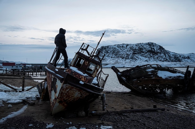 Un viejo barco abandonado en la orilla del Mar de Barents en el Océano Ártico. El pueblo de la península de Teriberka Kola. La economía y la industria destruidas del concepto de Rusia,