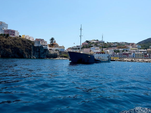 El viejo barco en la costa de Ponza