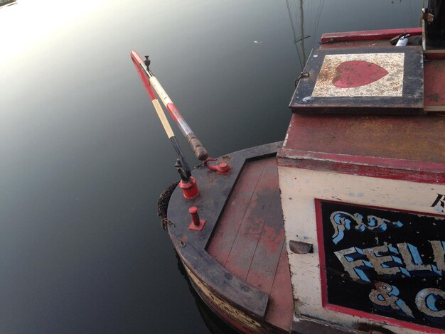 Foto viejo barco en el lago