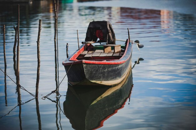 Foto un viejo barco de madera flotando sobre el agua