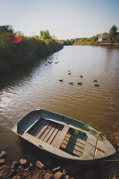 Viejo barco de madera en el lago. Paseos románticos en barco por el lago.