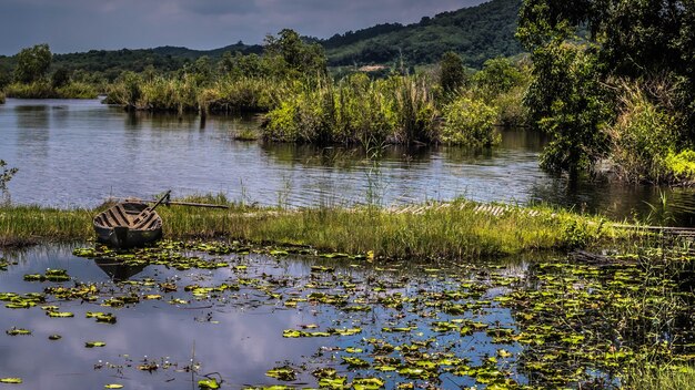 Viejo barco de madera en un río