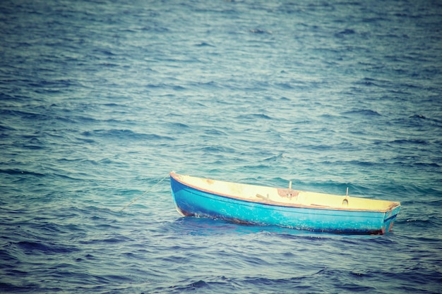 Viejo barco en el mar Procesado para un efecto de tono vintage