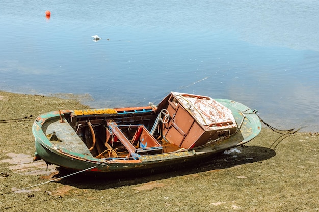 Un viejo barco en la orilla