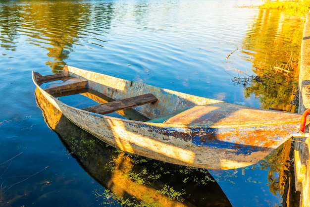 Viejo barco de pesca de madera en el río