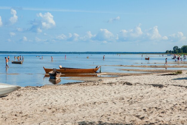 Viejo barco de pescadores al amanecer en la playa