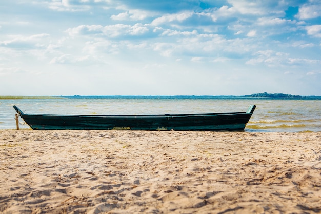 Viejo barco de pescadores al amanecer en la playa