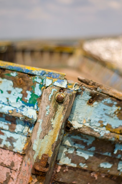 Viejo barco de pescadores seco oxidado