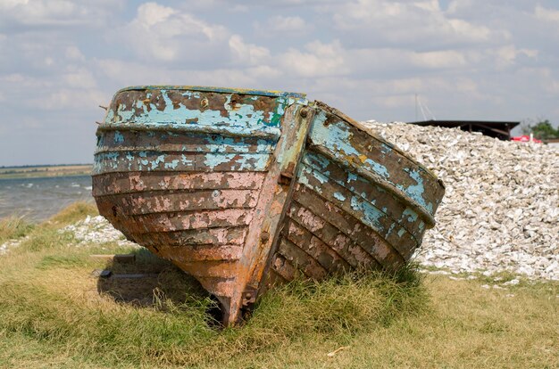 Viejo barco de pescadores seco oxidado