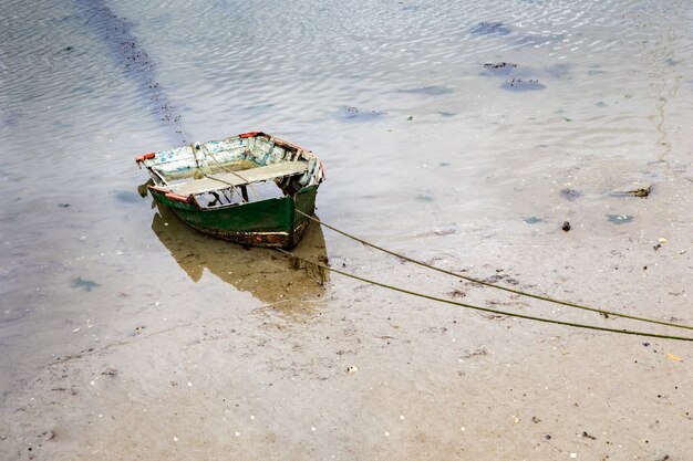 Viejo barco pesquero amarrado con una cuerda