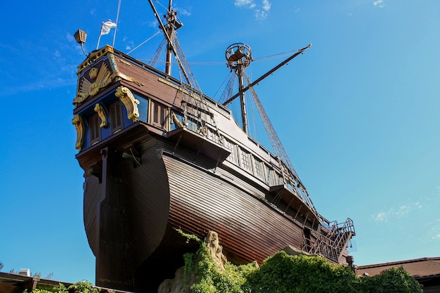 Viejo barco pirata barco de madera Cielo azul