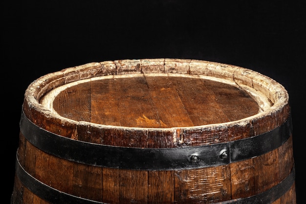 Viejo barril de madera sobre un fondo oscuro