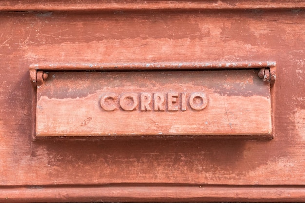 Viejo buzón oxidado con la palabra letras escritas en portugués correio