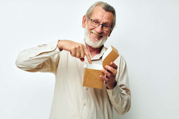 Viejo con una caja en sus manos en estudio solo