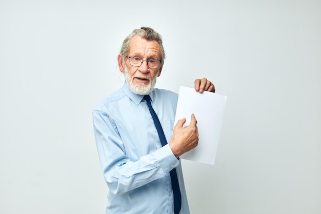 Viejo en una camisa con una corbata copyspace hoja de papel fondo claro