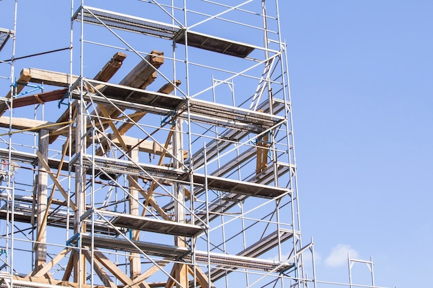 Foto el viejo campanario. restauración del antiguo campanario. andamio. campana vieja