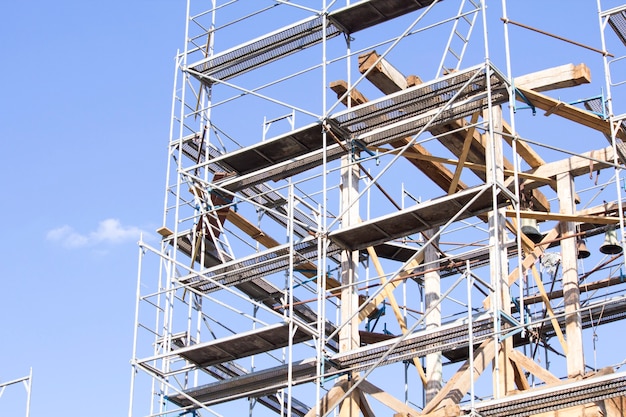 Foto el viejo campanario. restauración del antiguo campanario. andamio. campana vieja