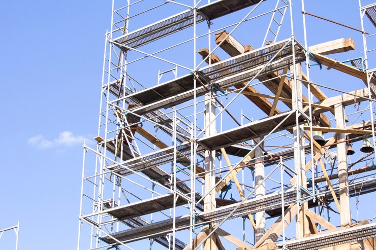 El viejo campanario. Restauración del antiguo campanario. Andamio. Campana vieja
