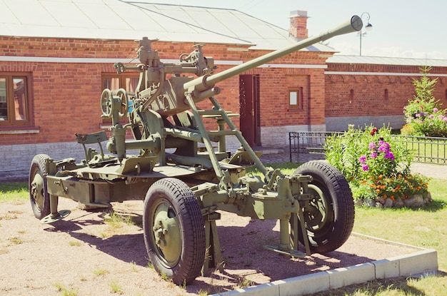 Viejo cañón de artillería del ejército