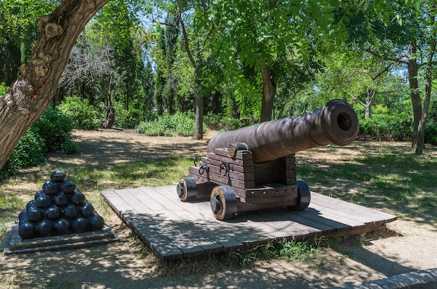 Viejo cañón de barco Castiron en el parque