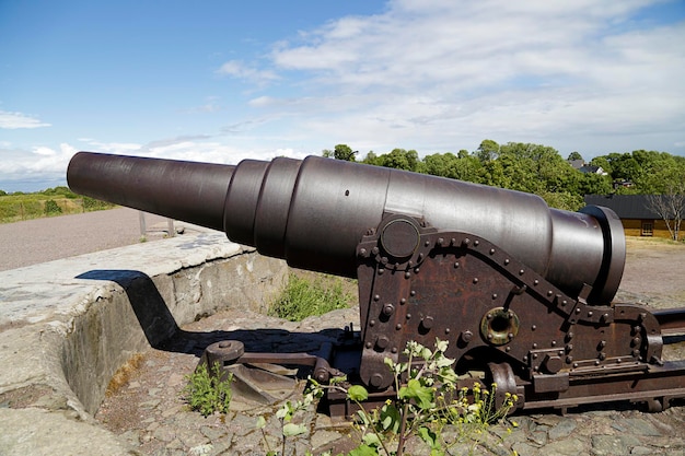 Foto viejo cañón en la fortaleza de suomenlinna helsinki finlandia