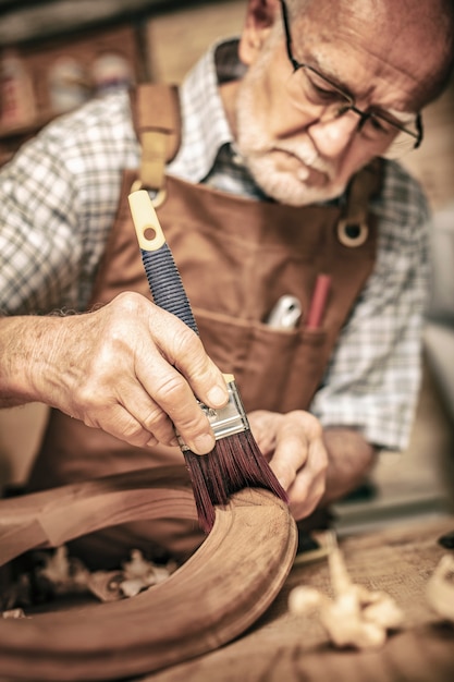 Viejo carpintero en el trabajo