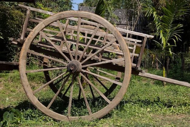 Un viejo carro de madera con ruedas grandes en la granja.