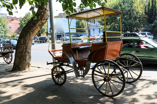 Un viejo carro de madera tradicional para el transporte.