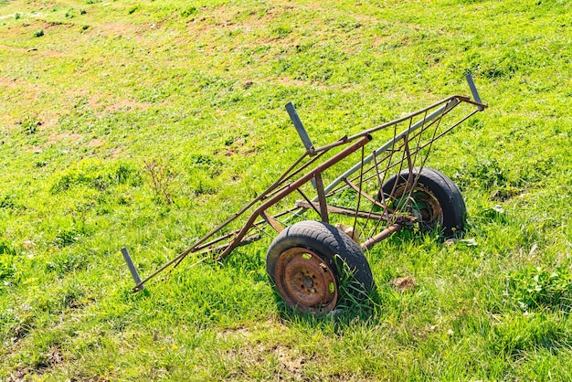 Viejo carro oxidado en el campo